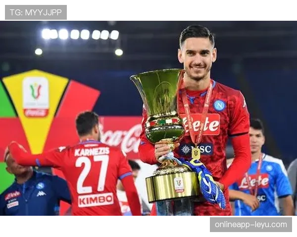 奥斯梅恩状态回暖,那不勒斯队旗帜作用持续提升 奥斯梅恩状态回暖,那不勒斯队旗帜作用持续提升