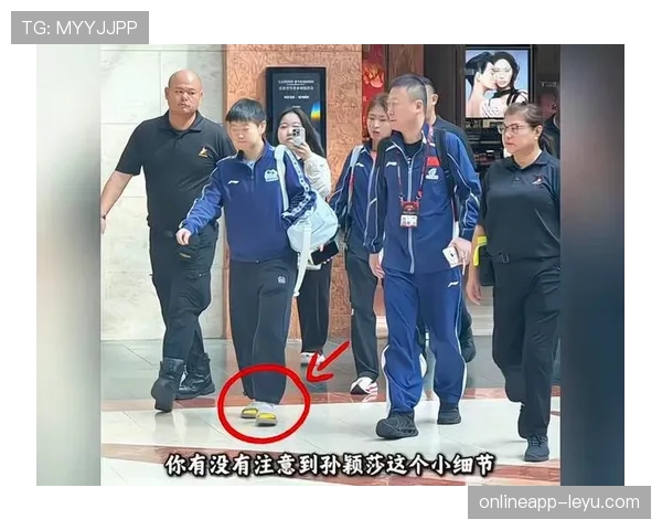 孙颖莎的行李箱里塞了三块板子,一块比一块贵 孙颖莎的行李箱里塞了三块板子,一块比一块贵